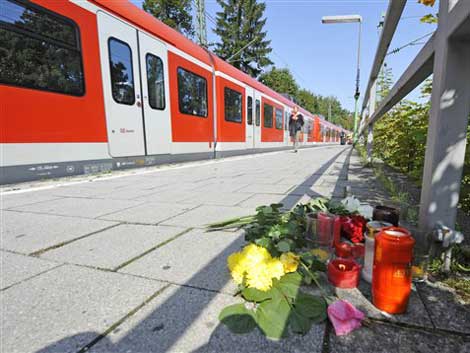 Kerzen und Blumen erinnern am 13.9.2009 an den Tags zuvor von Jugendlichen getöteten Geschäftsmann Dominik Brunner.