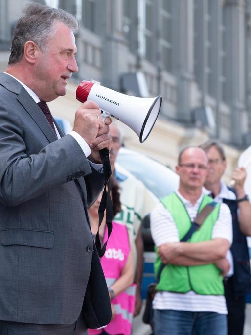 Claus Weselsky, Vorsitzender der Gewerkschaft Deutscher Lokomotivführer (GDL), spricht auf einer Kundgebung vor dem Dresdner Hauptbahnhof zu Mitgliedern der GDL.