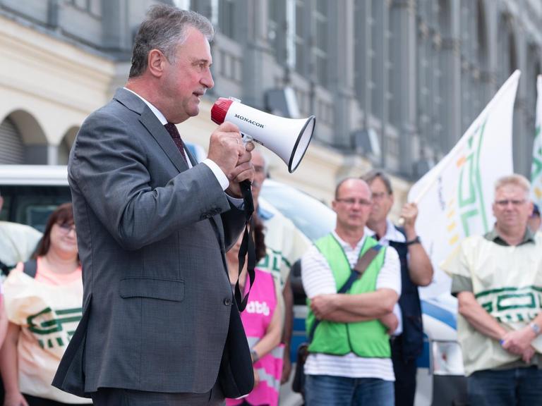 Claus Weselsky, Vorsitzender der Gewerkschaft Deutscher Lokomotivführer (GDL), spricht auf einer Kundgebung vor dem Dresdner Hauptbahnhof zu Mitgliedern der GDL.