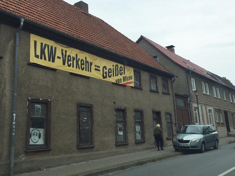 Ein Transparent mit der Aufschrift "LKW-Verkehr = Geißel von Mirow" hängt an der B 198.