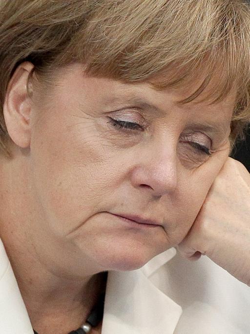 Müde! Bundeskanzlerin Angela Merkel im Bundestag; Aufnahme vom Juni 2012