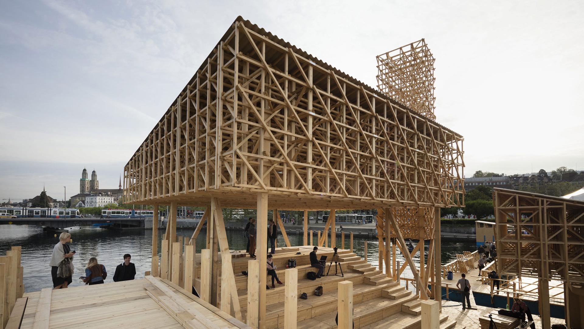 Das optische Herzstück der Manifesta 11: der «Pavillon of Reflections» - eine schwimmende Holzkonstruktion