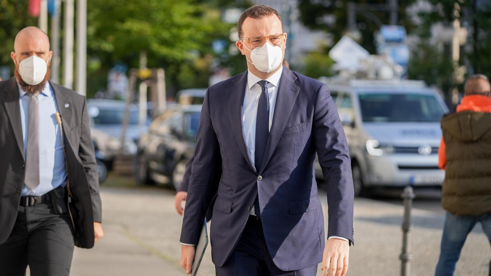Jens Spahn (CDU), Bundesminister für Gesundheit, auf dem Weg ins Konrad-Adenauer-Haus. Er trägt eine FFP2-Maske.