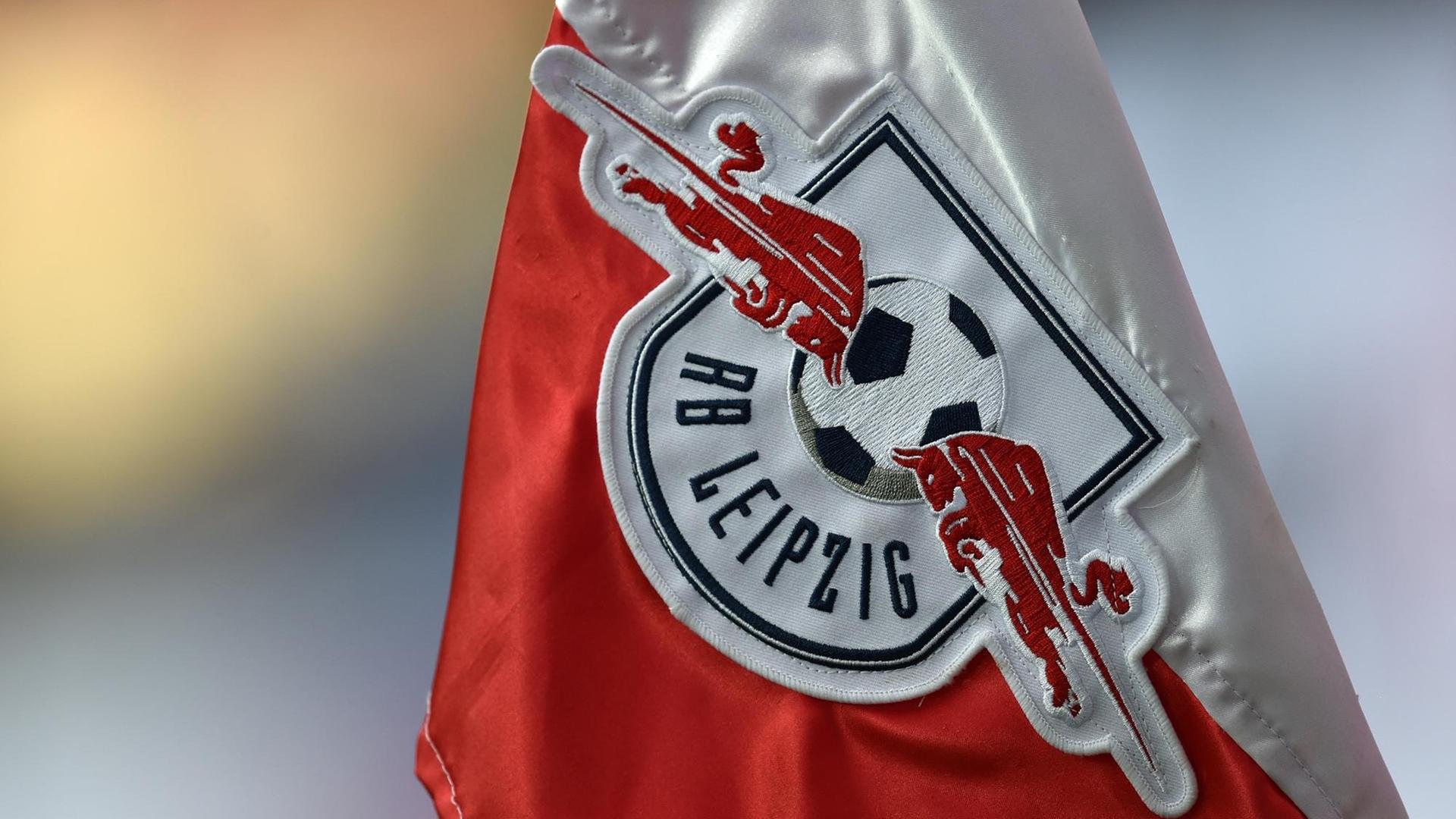 Die Eckfahne im Leipziger Stadion trägt das Logo von RB Leipzig.