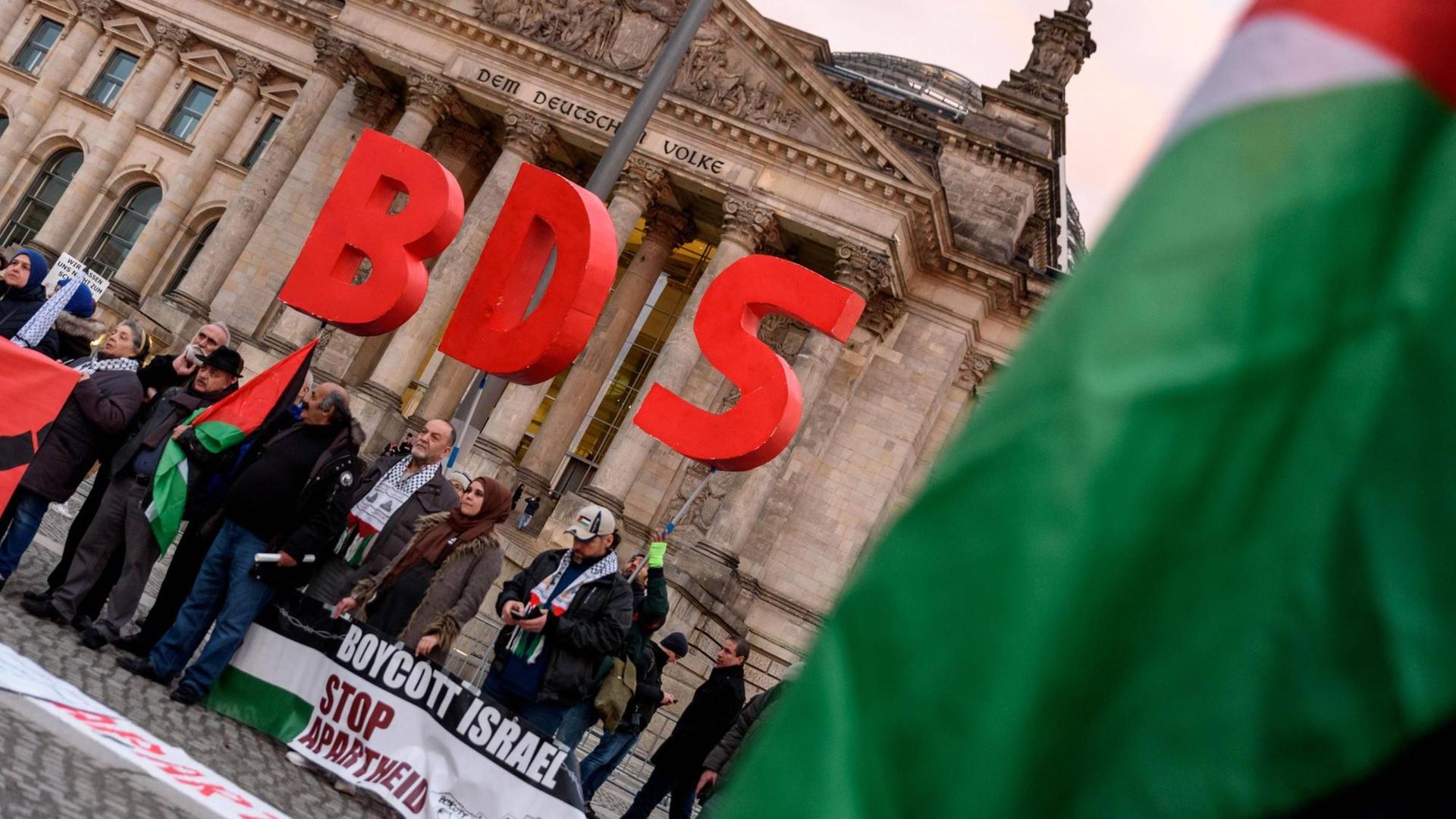Proteste der BDS-Bewegung vor dem Deutschen Bundestag.