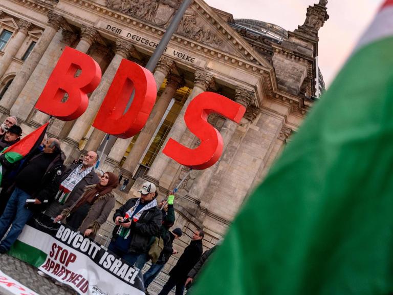 Proteste der BDS-Bewegung vor dem Deutschen Bundestag.