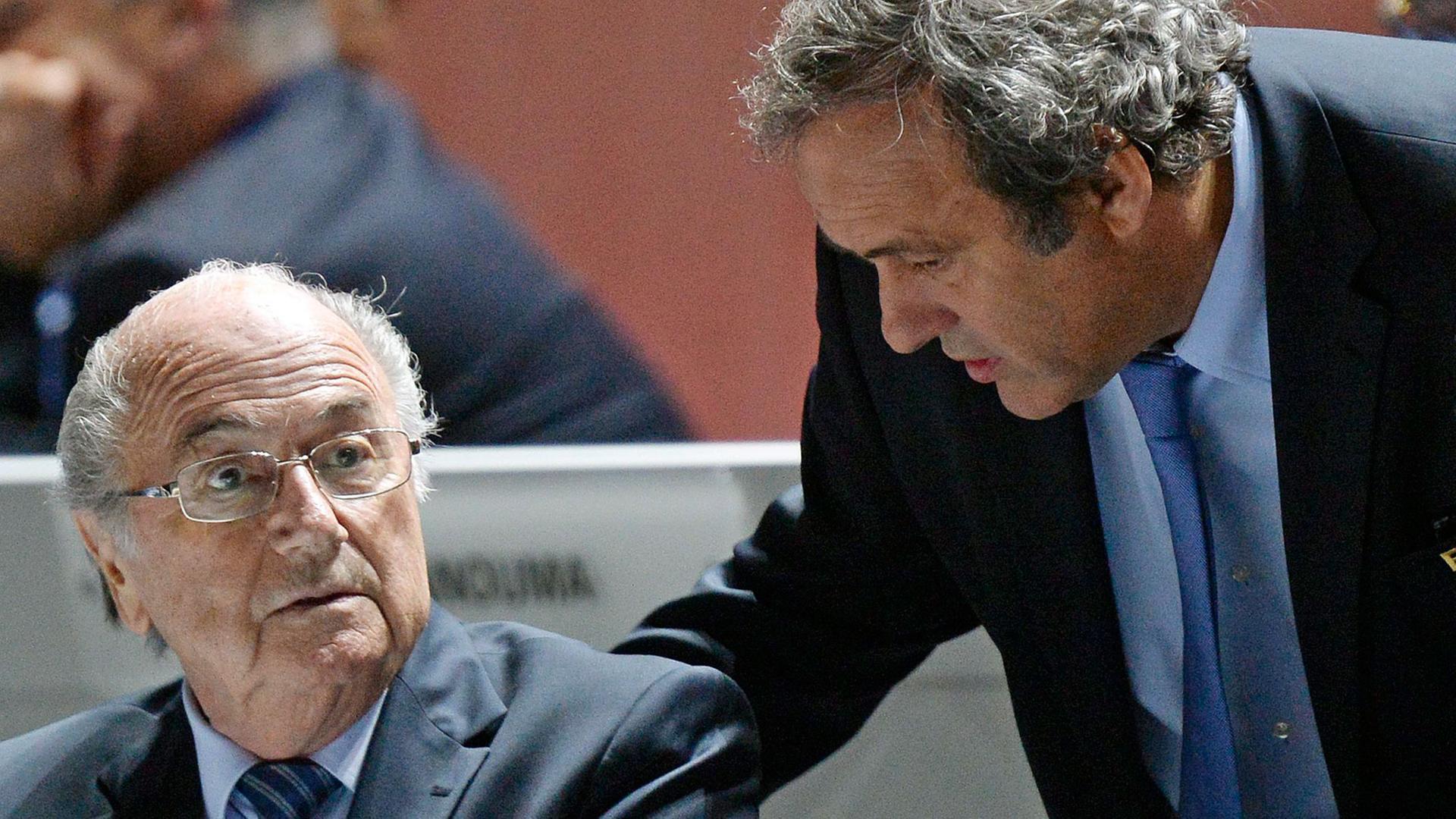 FIFA-Präsident Joseph Blatter (l) und UEFA-Präsident Michel Platini beim 65. FIFA-Kongress am 29.5.2015 im Schweizerischen Zürich