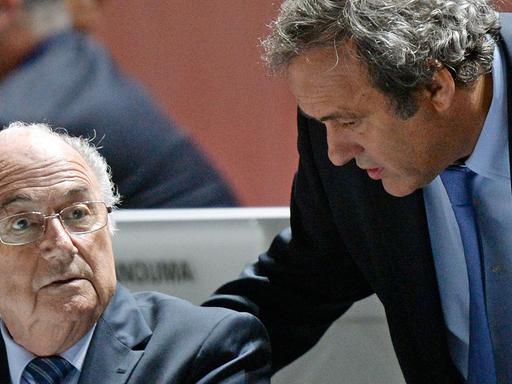 FIFA-Präsident Joseph Blatter (l) und UEFA-Präsident Michel Platini beim 65. FIFA-Kongress am 29.5.2015 im Schweizerischen Zürich
