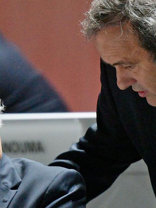 FIFA-Präsident Joseph Blatter (l) und UEFA-Präsident Michel Platini beim 65. FIFA-Kongress am 29.5.2015 im Schweizerischen Zürich