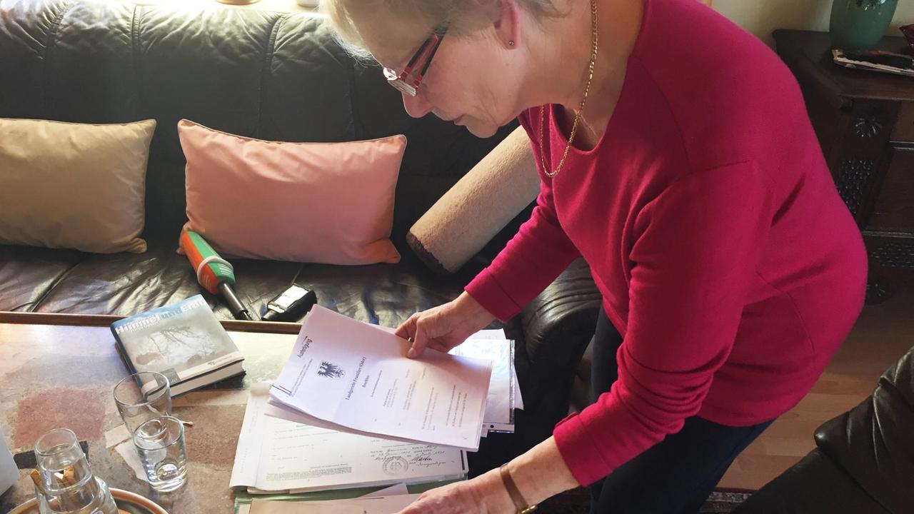 Helga Gebert stöbert in ihren Unterlagen.