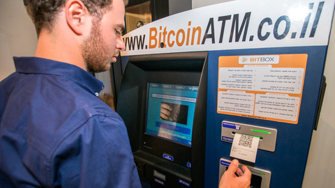Ein Israeli bucht Guthaben an einem Bitcoin-Automaten in Tel Aviv