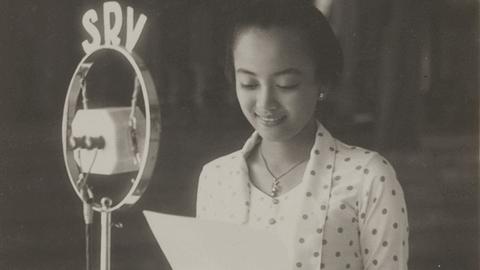 Goesti Raden Adjeng Siti Noeroel Koesoemowardani, Tochter des Sultans von Solo in Java, vor dem Mikrofon der Solosche Radio Vereniging in Soerakarta.