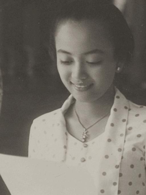 Goesti Raden Adjeng Siti Noeroel Koesoemowardani, Tochter des Sultans von Solo in Java, vor dem Mikrofon der Solosche Radio Vereniging in Soerakarta.