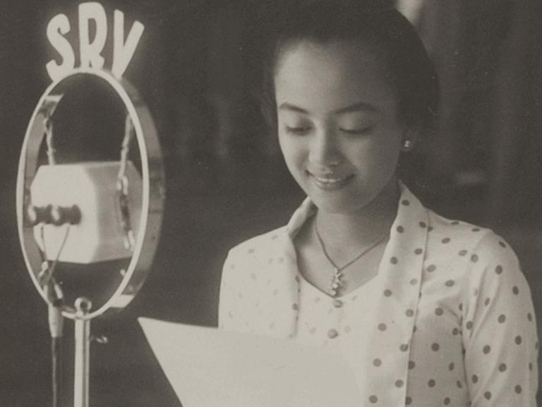 Goesti Raden Adjeng Siti Noeroel Koesoemowardani, Tochter des Sultans von Solo in Java, vor dem Mikrofon der Solosche Radio Vereniging in Soerakarta.