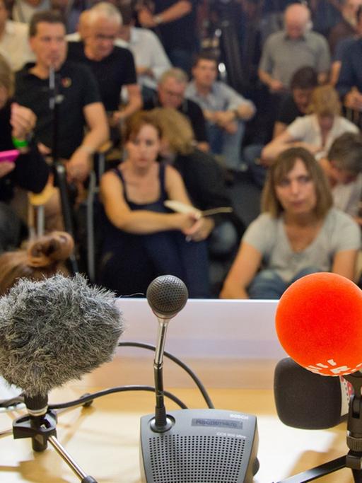 Zahlreiche Medienvertreter warten am 23. Juli 2016 im Polizeipräsidium in München auf den Beginn einer Pressekonferenz zu den Ermittlungen nach einer Schießerei mit Toten und Verletzten vom Vortag.