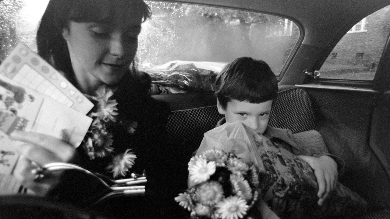 Mutter und Schulanfänger mit Zuckertüte im Auto (Leipzig, etwa 1978)