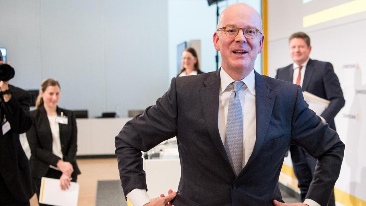Martin Blessing, Vorstandsvorsitzender der Commerzbank AG, verlässt am 12.02.2016 seine letzte Bilanzpressekonferenz des Kreditinstituts in Frankfurt am Main (Hessen).