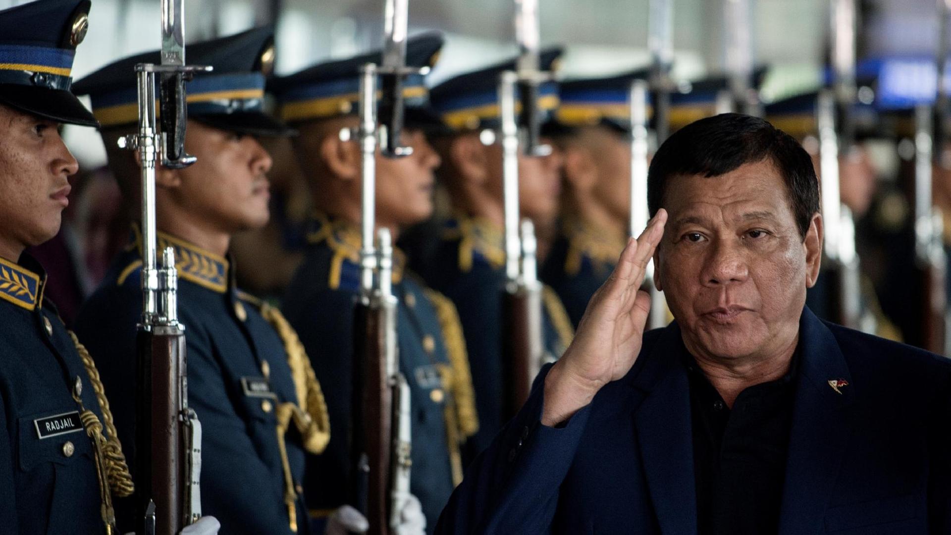 Der philippinische Präsident Rodrigo Duterte schreitet am Flughafen von Manila nach einem Besuch Russlands die Ehrengarde ab