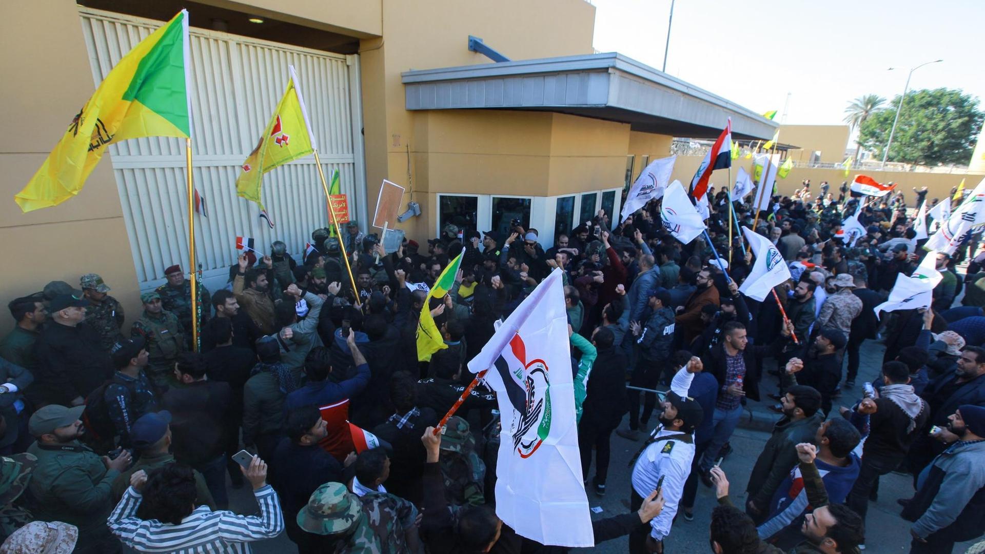 Das Foto zeigt Demonstranten in der irakischen Haupt-Stadt Bagdad. Sie sind auf dem Gelände von der amerikanischen Botschaft.