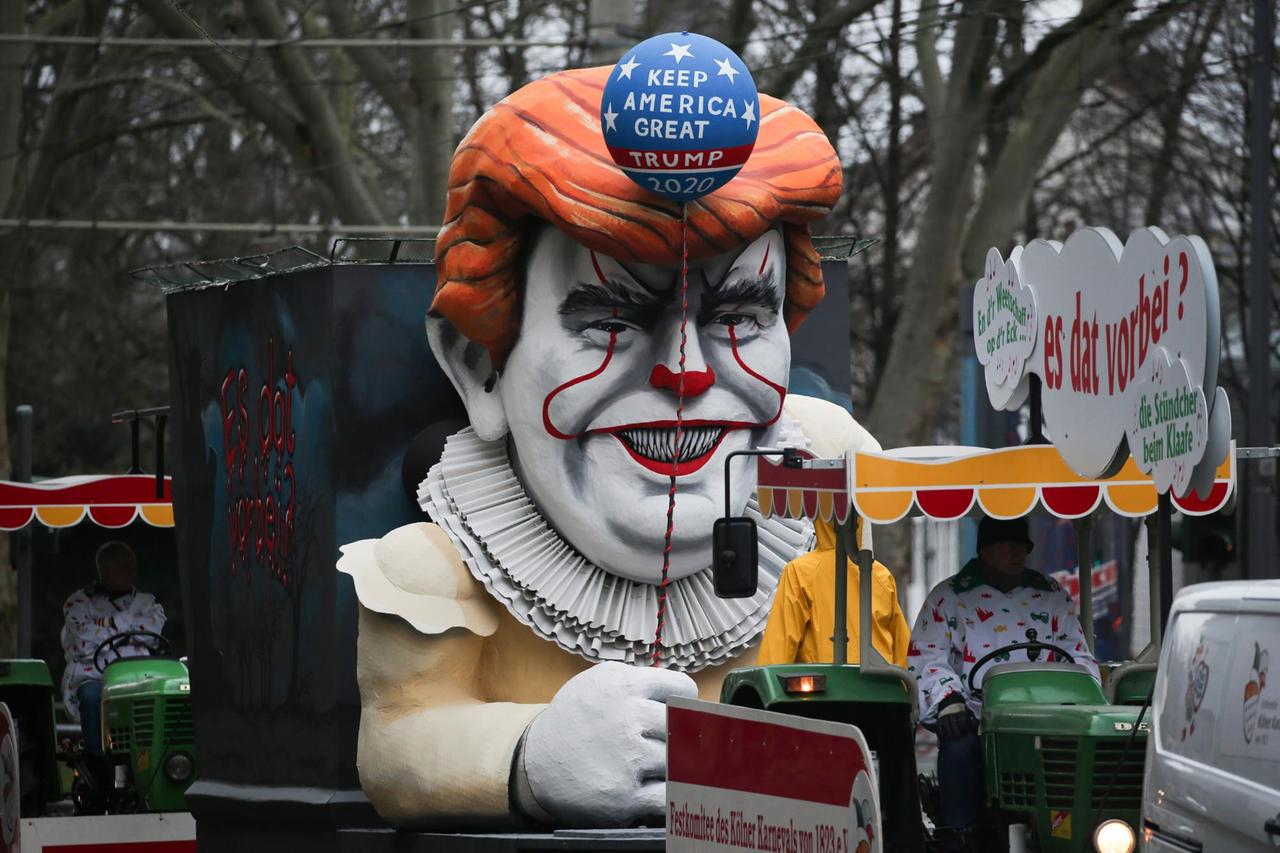 Ein Motivwagen Donald Trump steht auf der Straße vor Beginn des Rosenmontagszugs. Mit den Rosenmontagszügen erreicht der rheinische Straßenkarneval seinen Höhepunkt. Ein Motivwagen Donald Trump steht auf der Straße vor Beginn des Rosenmontagszugs. Mit den Rosenmontagszügen erreicht der rheinische Straßenkarneval seinen Höhepunkt.