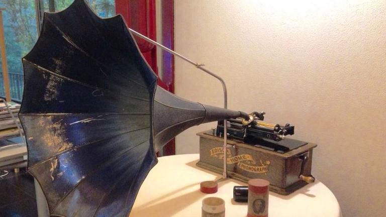 Ein alter Edison Home Phonograph und Leerwalzen