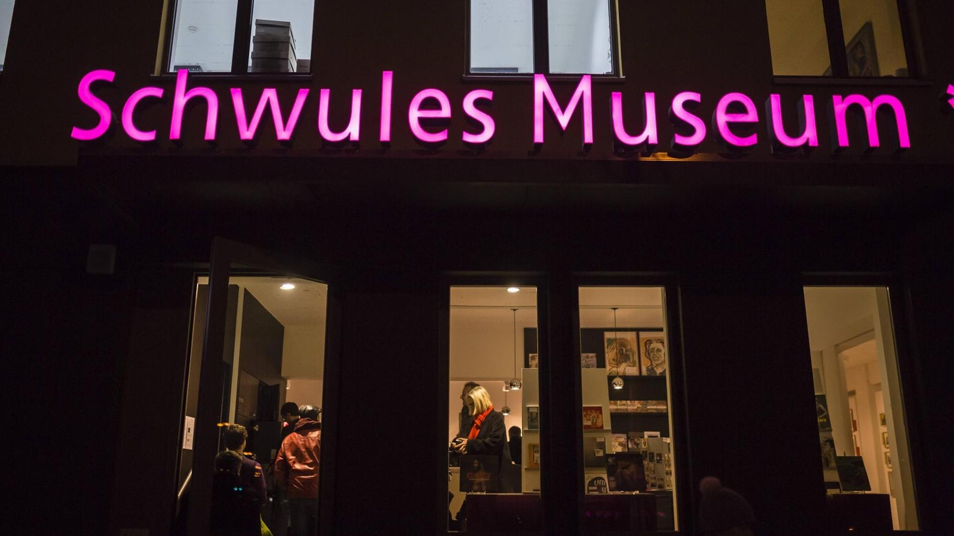 Leuchtend pinker Schriftzug "Schwules Museum" an einer Hauswand.