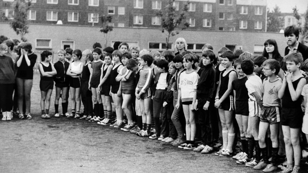 Schüler beim Sportfest in Berlin (Ost) um 1984.
