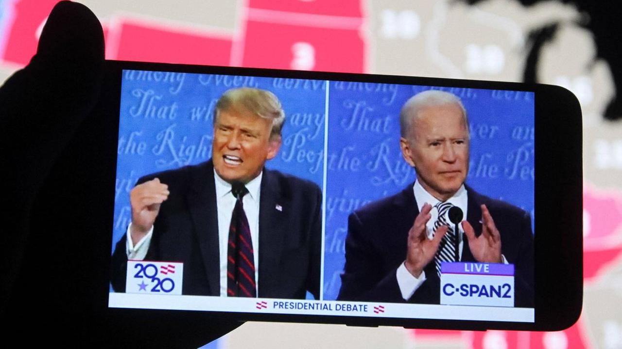 Trump und Biden sind während der Debatte auf einem Bild-Schirm zu sehen.