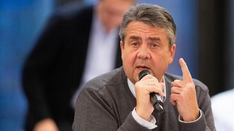 Sigmar Gabriel spricht auf einer Parteikonferenz und hebt den Zeigefinger.