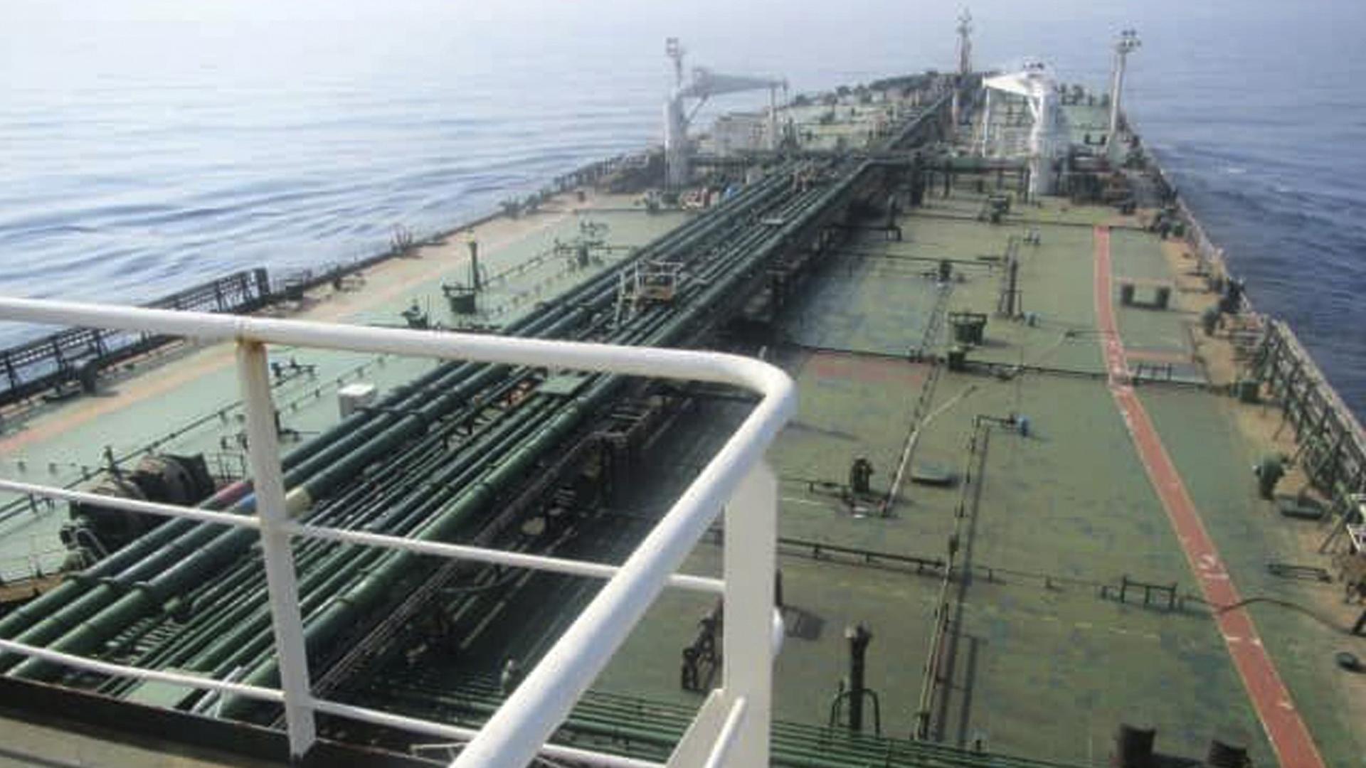 Dieses Foto, das von der offiziellen Nachrichtenagentur des iranischen Ölministeriums veröffentlicht wurde, zeigt den iranischen Öltanker Sabiti auf einer Fahrt durch das Rote Meer. Dieses Foto, das von der offiziellen Nachrichtenagentur des iranischen Ölministeriums veröffentlicht wurde, zeigt den iranischen Öltanker Sabiti auf einer Fahrt durch das Rote Meer.