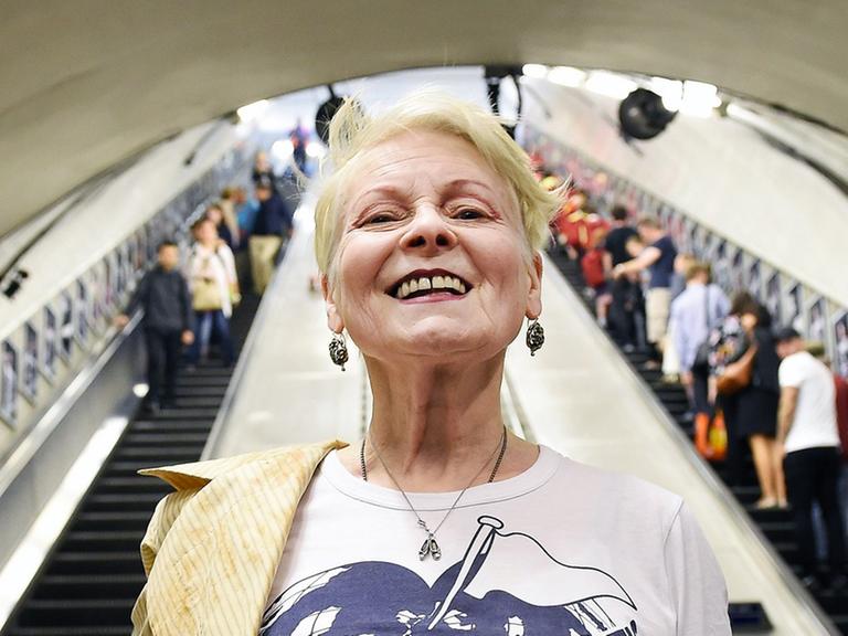 Die britische Modedesignerin Vivienne Westwood im Juli 2015 in London, wo in den 60ern ihr Leben als Modeschöpferin begann. 