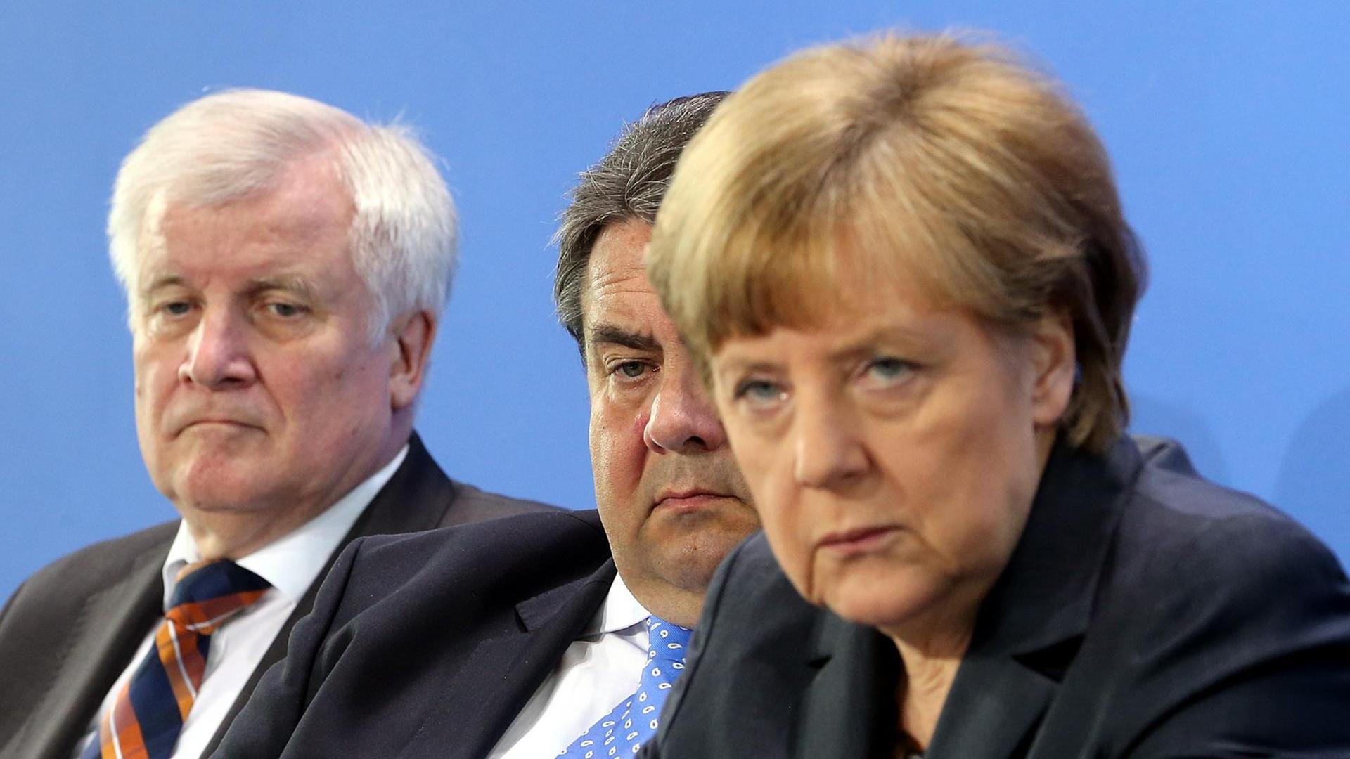 Bayerns Regierungschef Horst Seehofer mit SPD-Chef Sigmar Gabriel und CDU-Chefin und Kanzlern Angela Merkel bei einer Pressekonferenz.