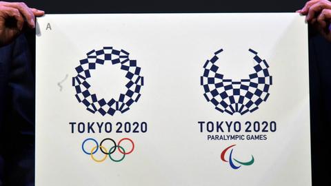 Ein indigoblaues japanisches Karomuster aus unterschiedlich großen Rechtecken auf weißem Grund, die im Kreis angeordnet sind.