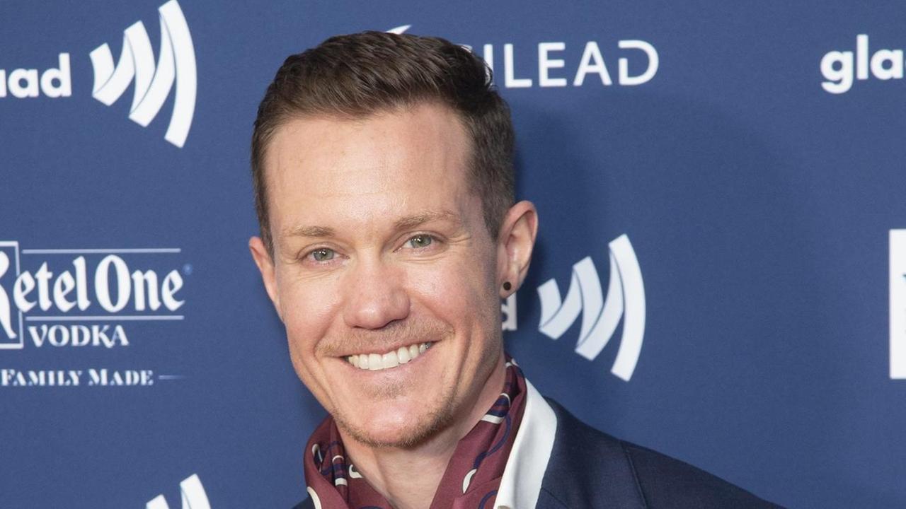 Gender-Sportler Chris Mosier aus den USA lächelt bei den 30. GLAAD Media Awards in New York in die Kamera