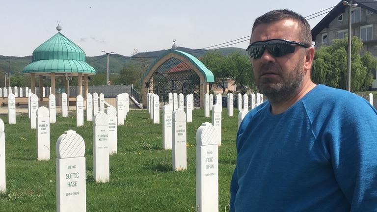 Ervin Blazevic auf dem Friedhof in Kozarac