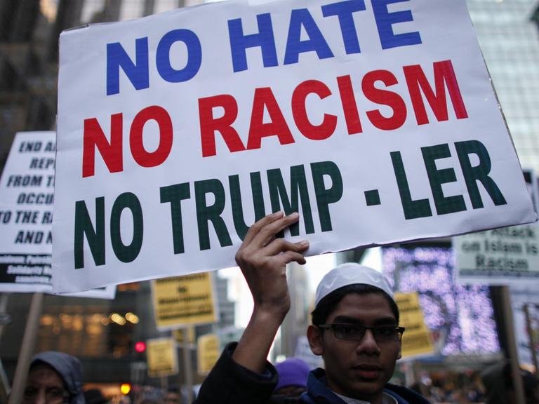 Ein junger Muslim demonstriert am 20. Dezember in New York gegen den US-Präsidentschaftsbewerber Donald Trump.