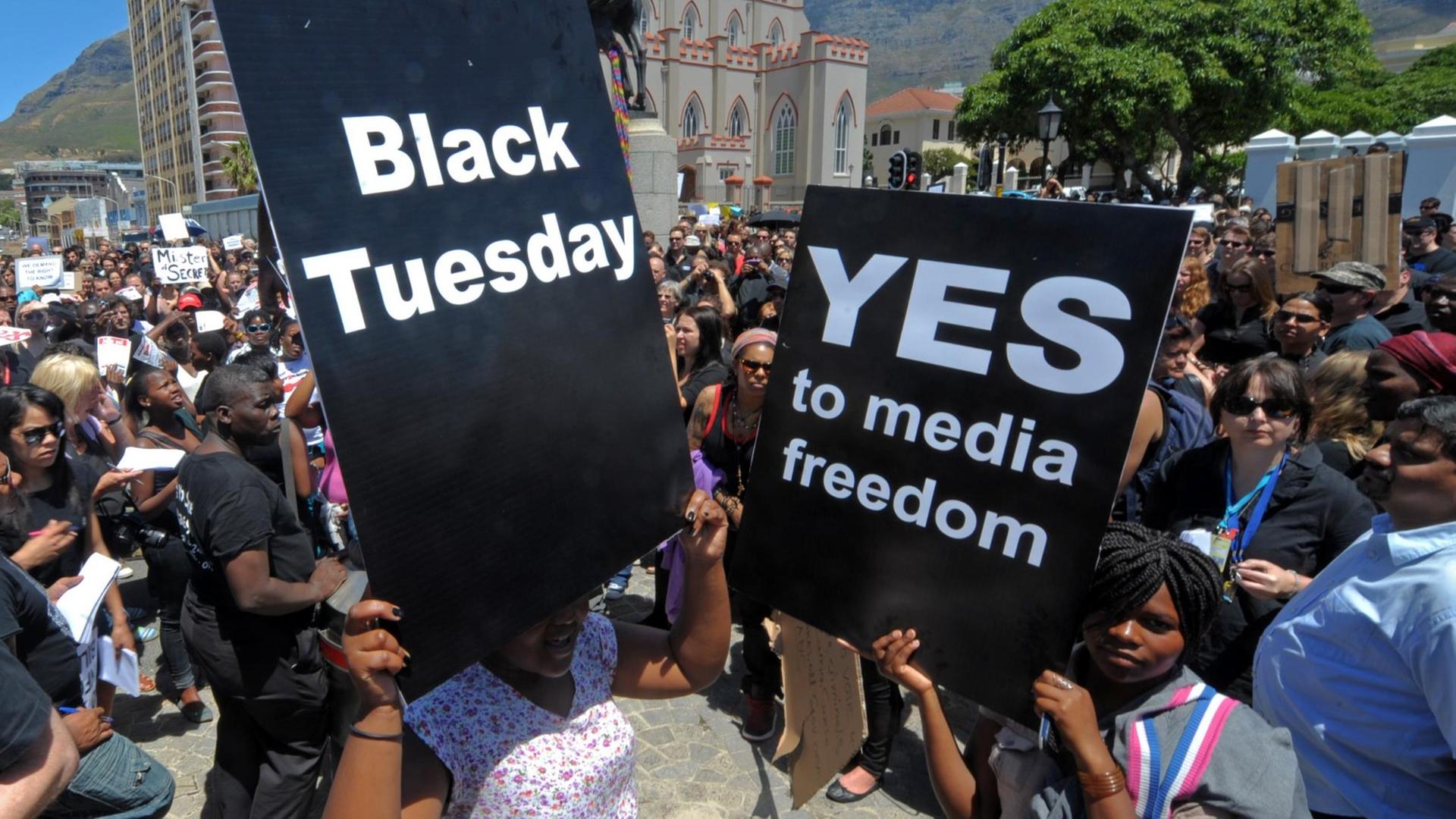 2011 demonstrierten viele Menschen in Südafrika gegen die Verabschiedung eines neuen Informationsgesetzes zur Zensur der Presse.