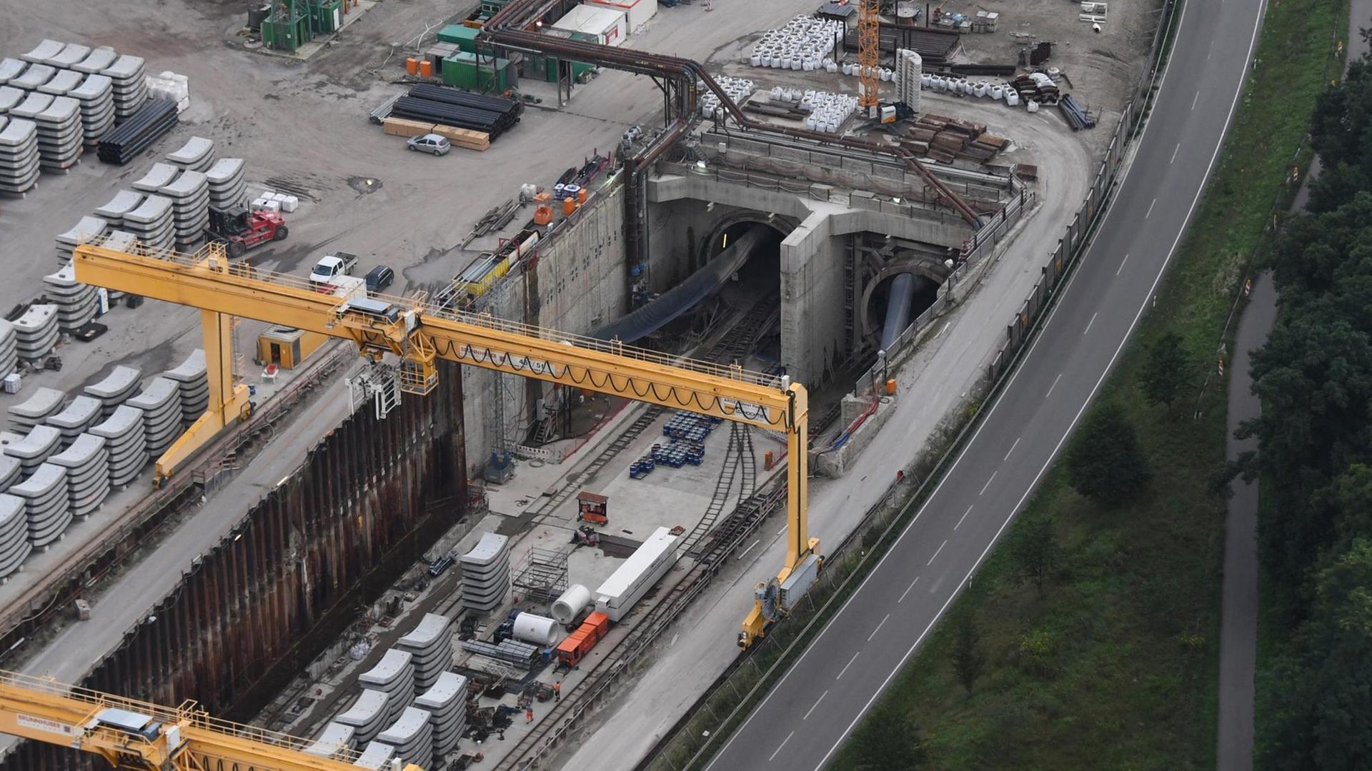 Das Luftbild zeigt das Nordportal des im Bau befindlichen Bahntunnels Rastatt. Zur Stabilisierung der abgesenkten Gleise soll Tunnel mit Beton befüllt werden.