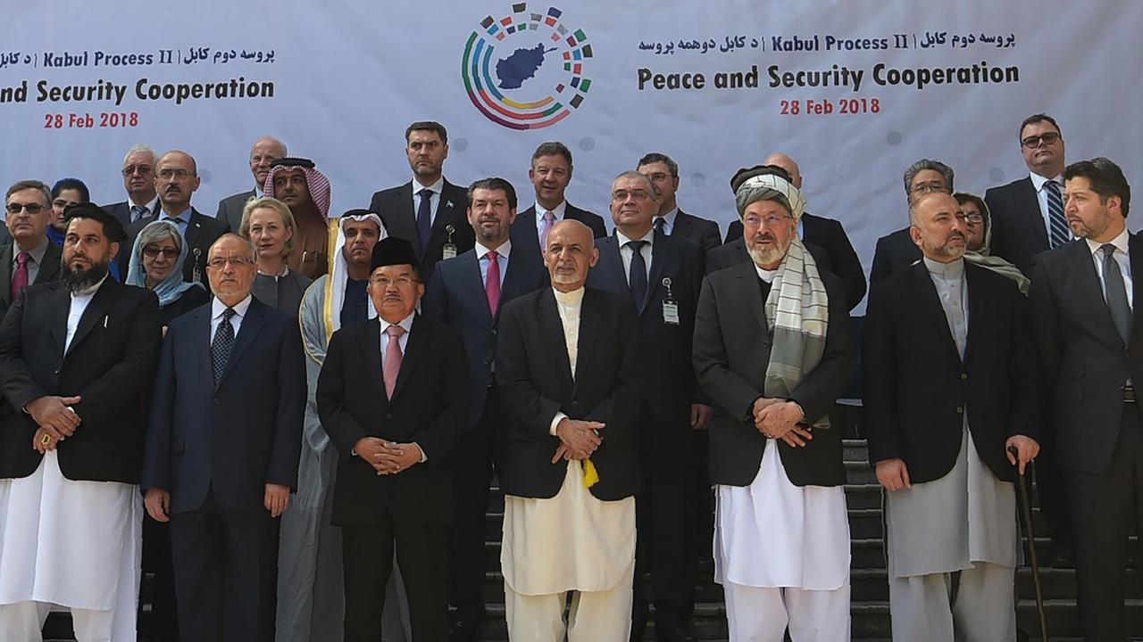Der afghanische Präsident Ashraf Ghani (vorne C), der indonesische Vizepräsident Jusuf Kalla (3. L) und der Leiter des afghanischen Friedensrates Karim Khalili (3R) posieren mit anderen Teilnehmern für ein Gruppenfoto nach der zweiten Konferenz des Kabul-Prozesses im Präsidentenpalast in Kabul am 28. Februar 2018.