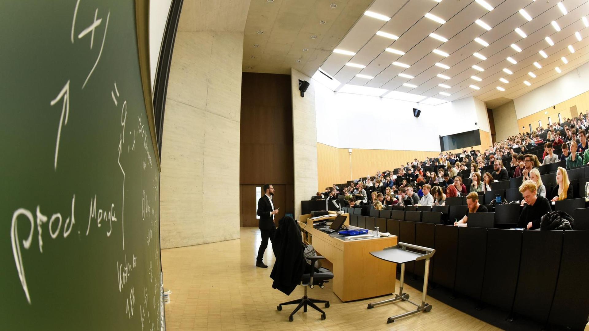 Studenten der Wirtschaftswissenschaften sitzen im Großen Hörsaal vom Auditorium maximum der Martin-Luther-Universität Halle-Wittenberg (MLU) in Halle (Sachsen-Anhalt) bei einer Vorlesung