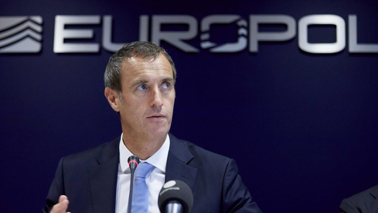 Europol-Chef Wainwright bei der Pressekonferenz zur "Operation Archimedes"