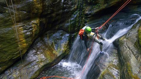 Mann beim Canyoning am Cap Corse auf Korsika.