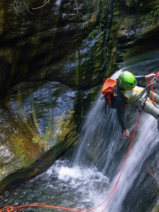 Mann beim Canyoning am Cap Corse, Frankreich, Korsika, Cap Corse (Quelle: imago)