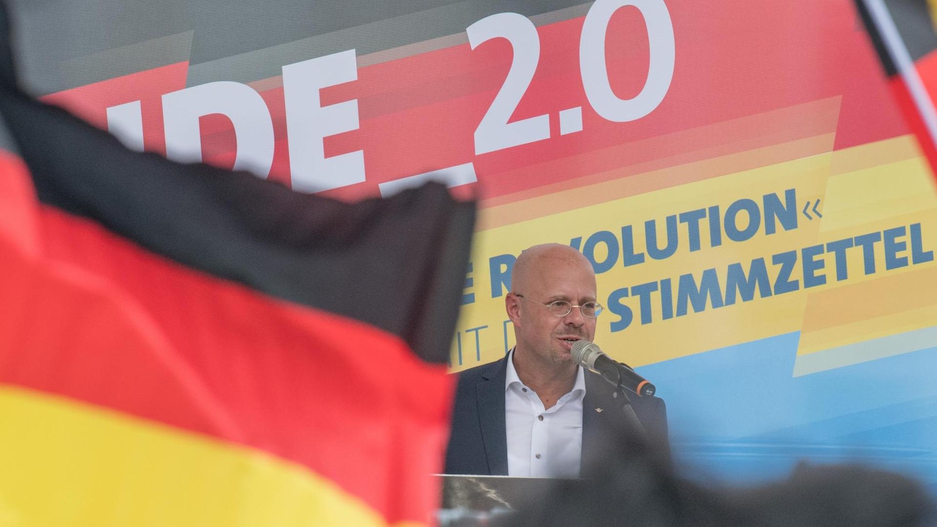 Der AfD-Landesvorsitzende in Brandenburg, Andreas Kalbitz, spricht beim Wahlkampfauftakt in Cottbus.