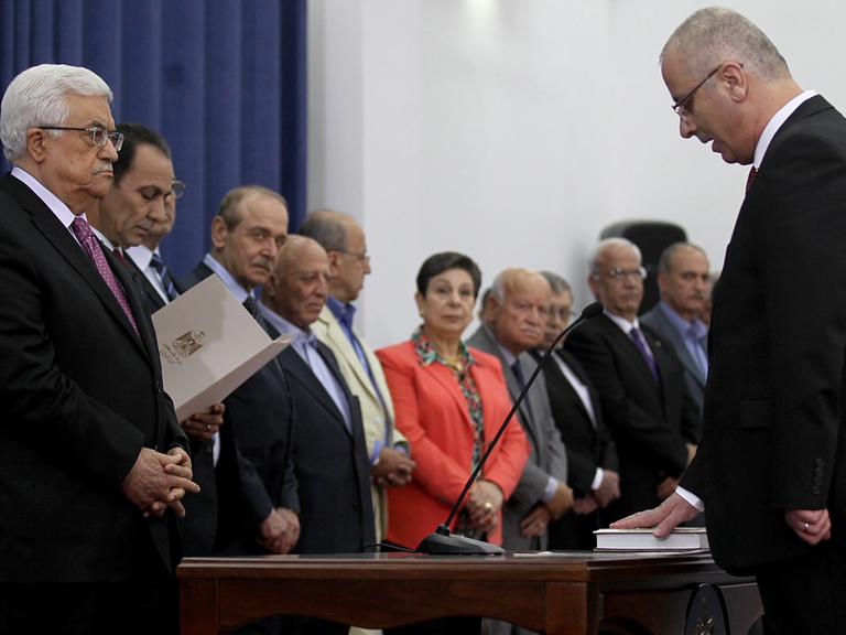 Der neue Ministerpräsident der palästinensischen Einheitsregierung Rami Hamdallah leistet den Amtseid.