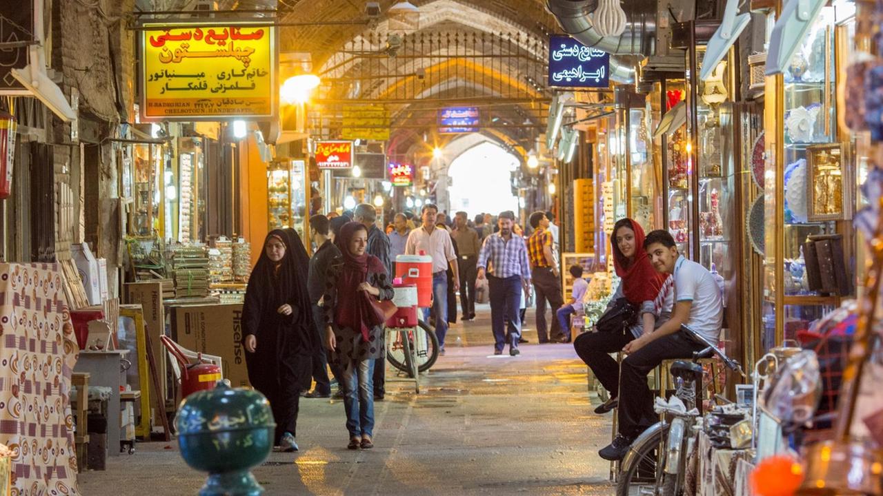 Auf dem Markt von der iranischen Stadt Isfahan kaufen junge Leute ein. Auf dem Markt von der iranischen Stadt Isfahan kaufen junge Leute ein.