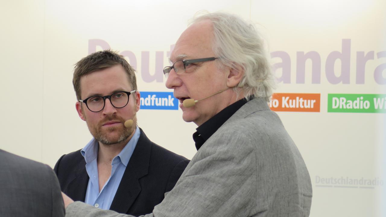 Philipp Felsch (l) und Claus Leggewie auf der Bühne von Deutschlandradio Kultur auf der Leipziger Buchmesse.