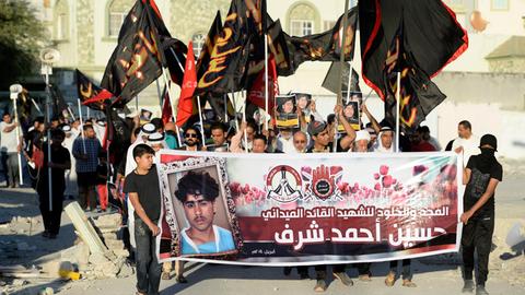 Proteste in der bahrainischen Stadt Eker bei einer Trauerkundgebung für den verstorbenen Hussain Sharaf, der bei einer Explosion ums Leben kam.