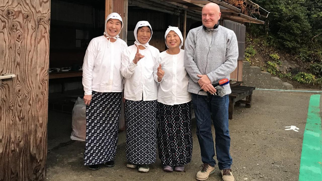 Ama-Taucherinnen der japanischen Küstenstadt Ise mit Dlf-Reporter Peter Kaiser