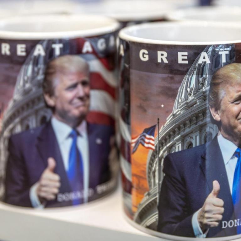 Donald Trump, in bekannter Pose auf einem Kaffeebecher. 